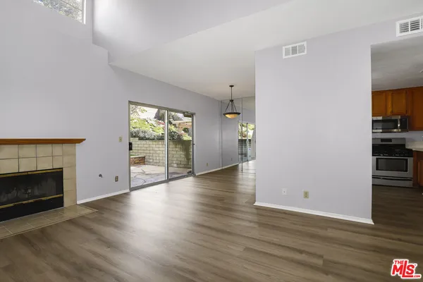 $589,000 | 22911 Banyan Place, Unit 242, Santa Clarita, CA 91390