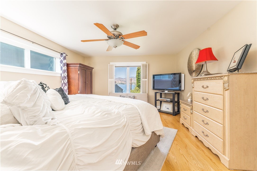 955 South Lakeshore Road Chelan, WA 98816 - Photo 16 of 33 Gallery Image 16