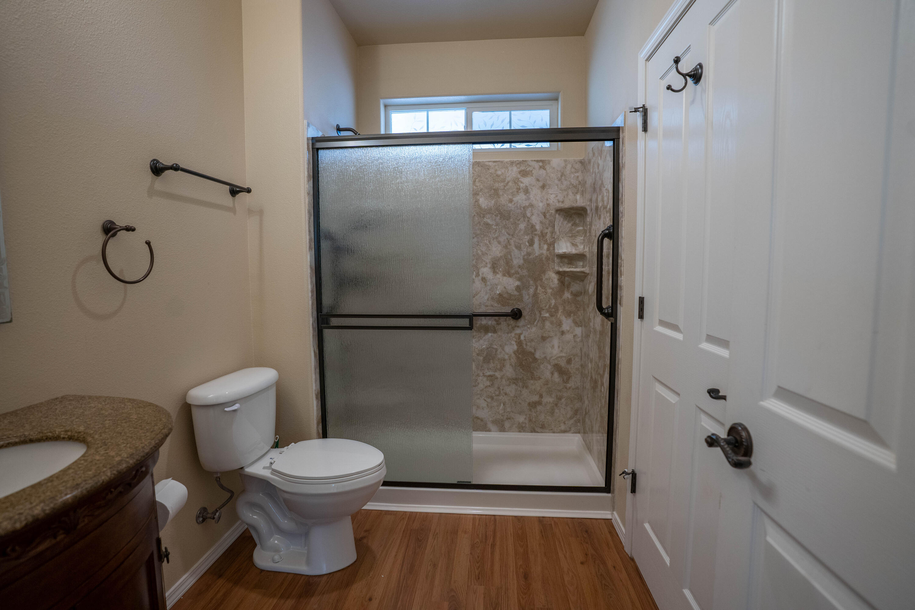 2080 Swingle Road Trail, OR 97541 - Photo 32 of 52 Secondary bathroom with en suite access from third bedroom.