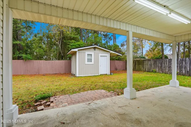 a view of a house with backyard and garden