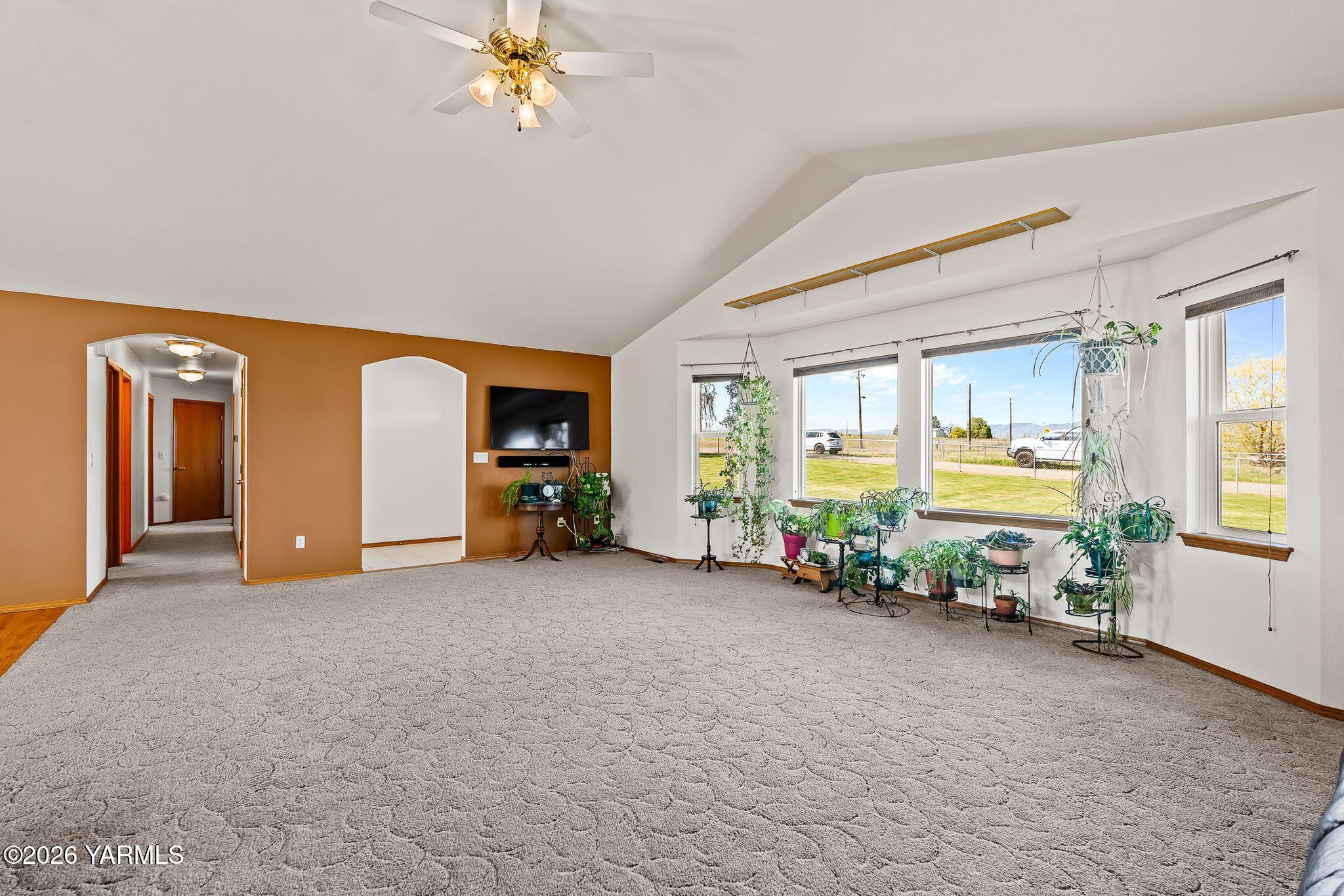 15771 Fisk Road Yakima, WA 98908 - Photo 8 of 30 Living Room