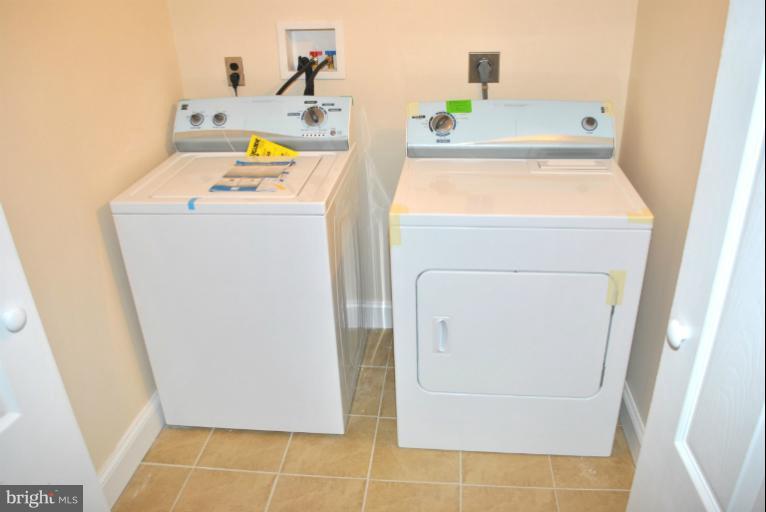 2820 Greenlawn Road Baltimore, MD 21207 - Photo 9 of 26 a utility room with dryer and washer