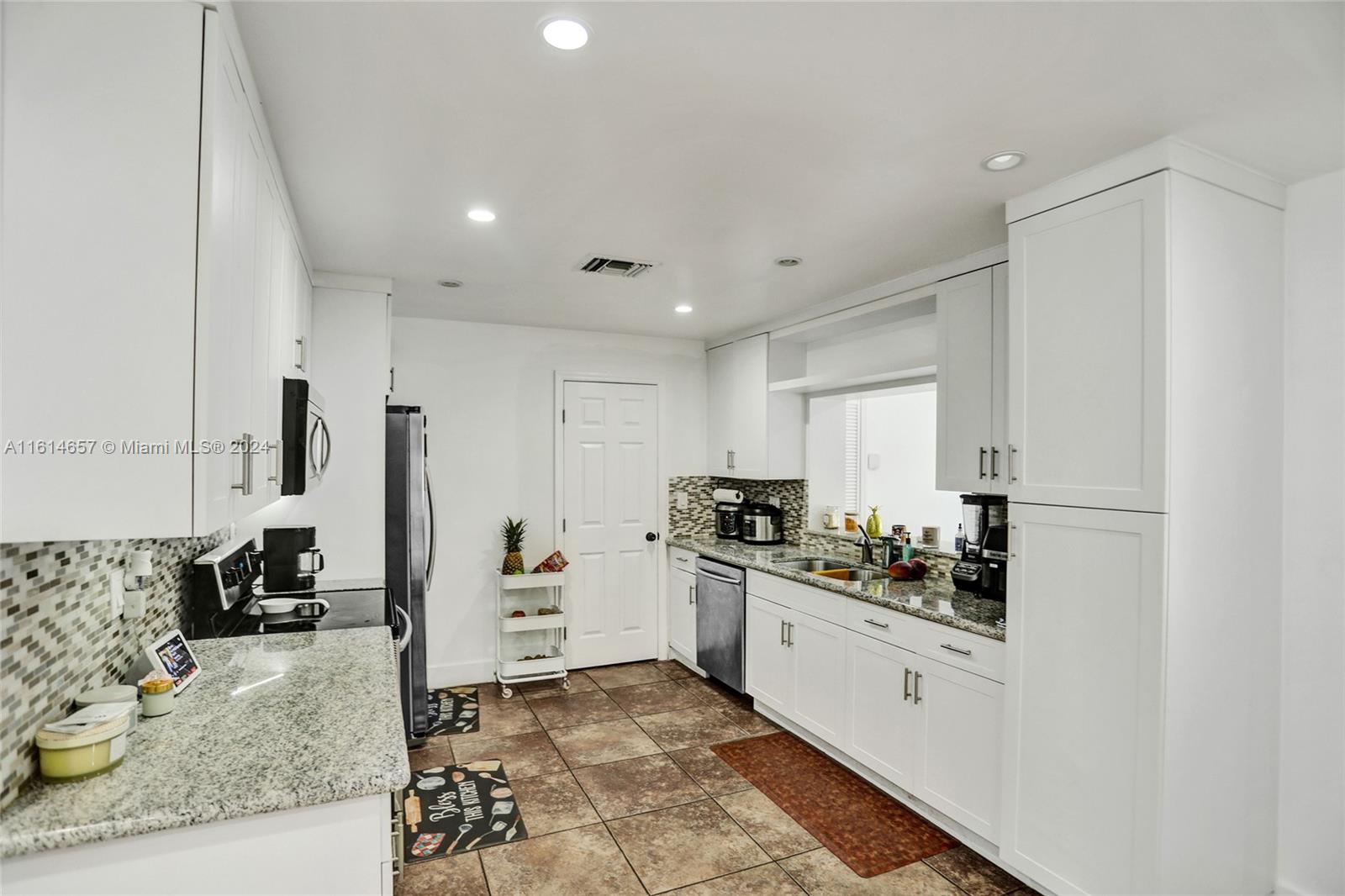 2761 Southwest 92nd Place Miami, FL 33165 - Photo 11 of 60