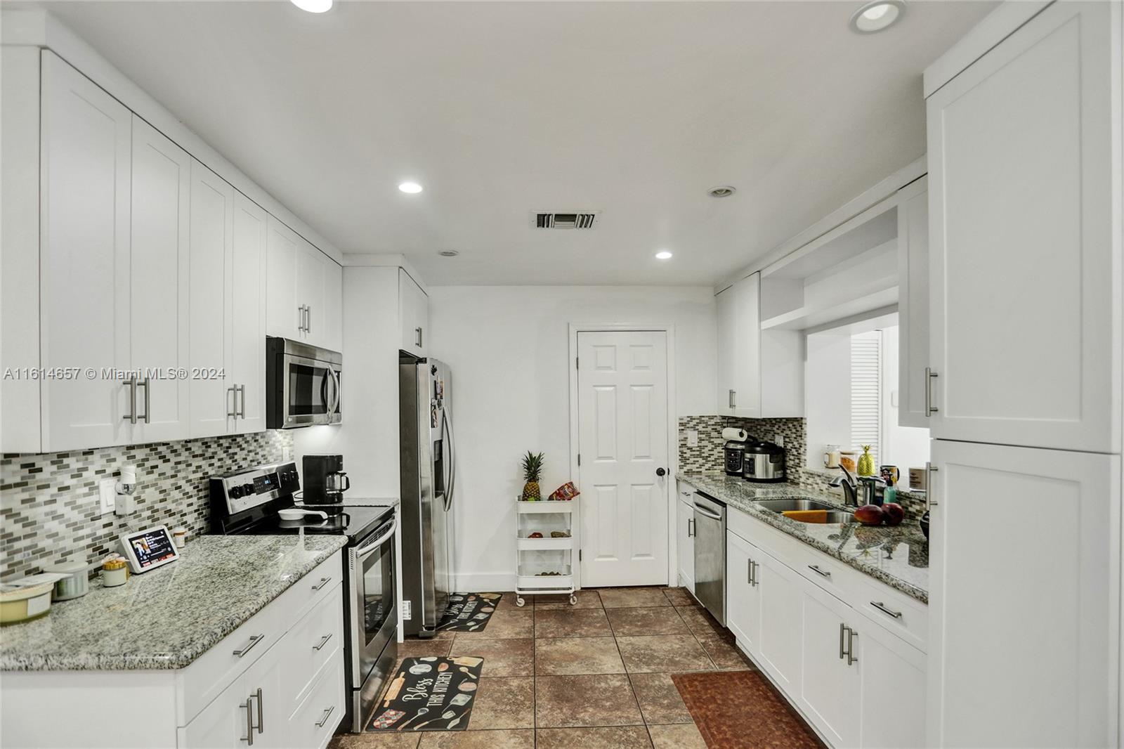 2761 Southwest 92nd Place Miami, FL 33165 - Photo 12 of 60