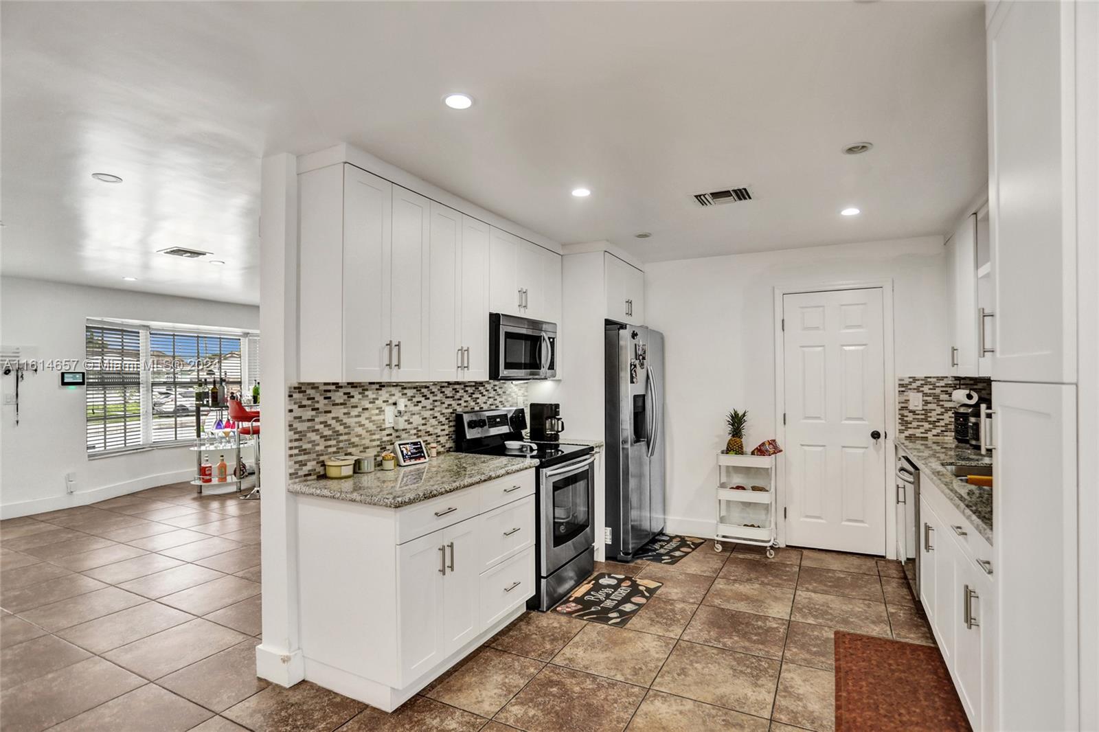 2761 Southwest 92nd Place Miami, FL 33165 - Photo 13 of 60