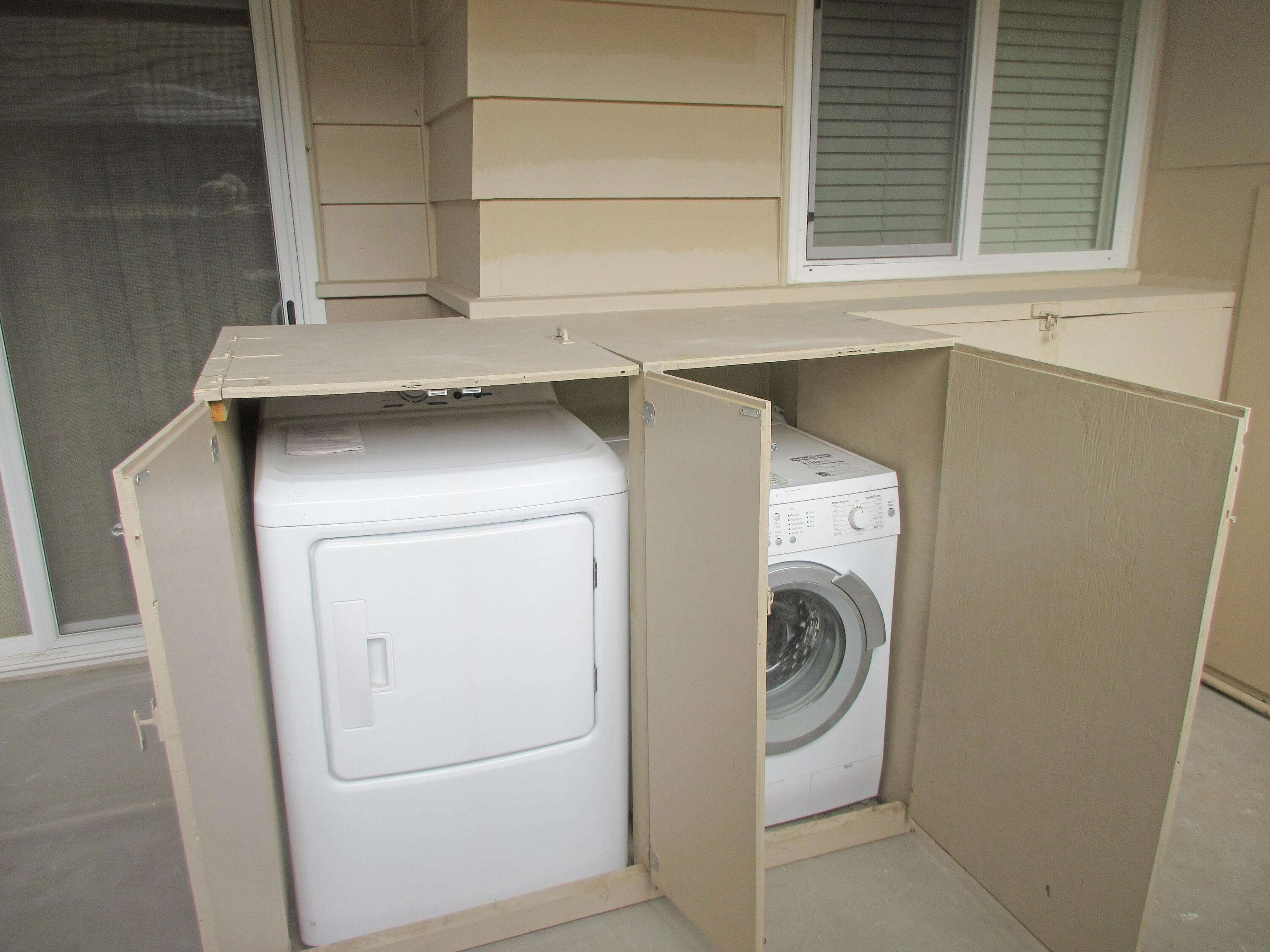 5740 Encina Road, Unit 3 Goleta, CA 93117 - Photo 4 of 23 a utility room with dryer and washer