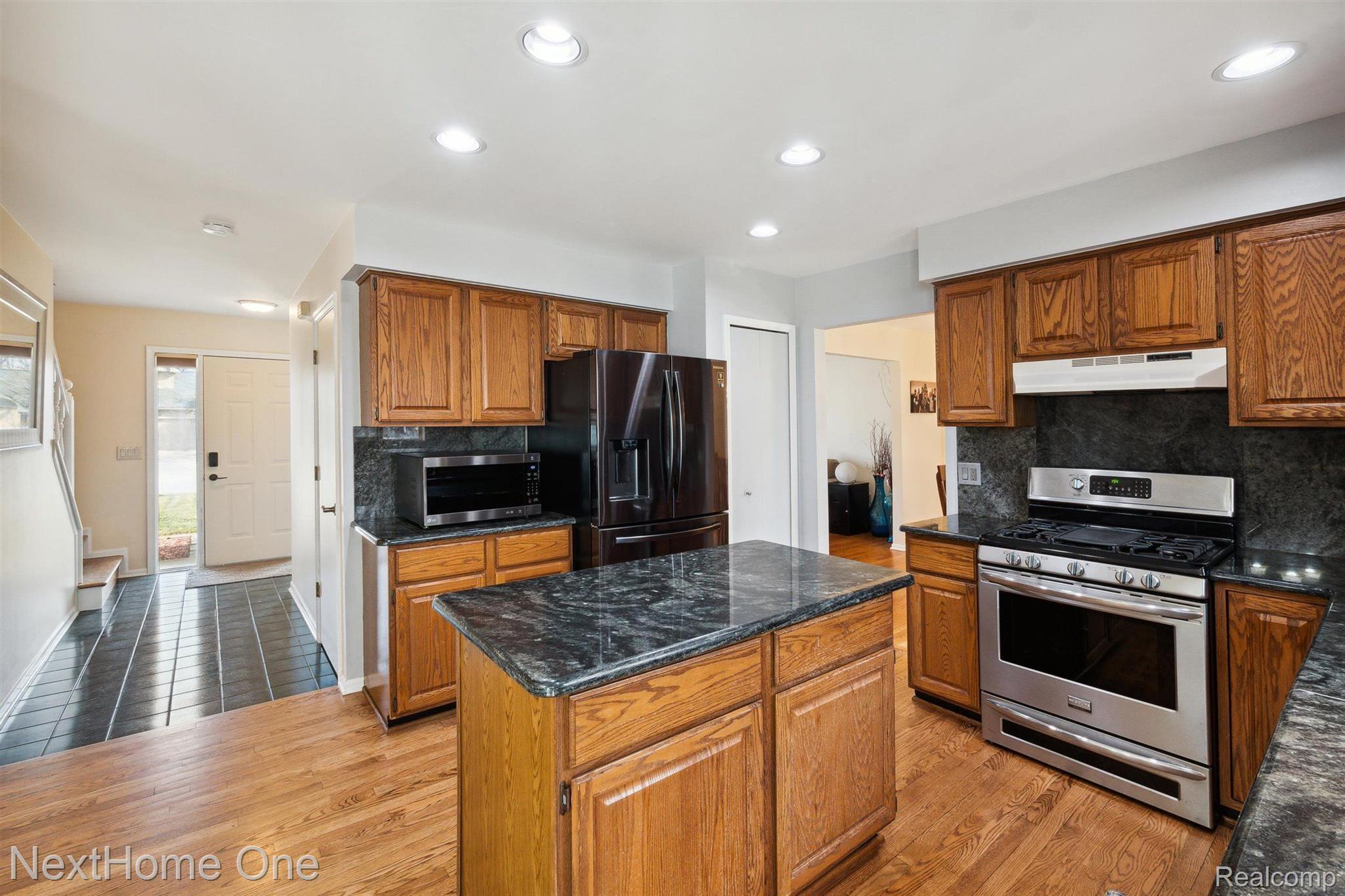 3171 Smugglers Ridge Walled Lake, MI 48390 - Photo 9 of 29 Built In Appliances Included