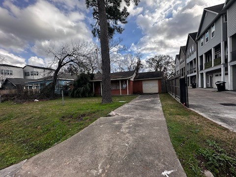 1240 West 26th Street Houston, TX 77008 - Photo 5 of 6 a front view of a house with garden