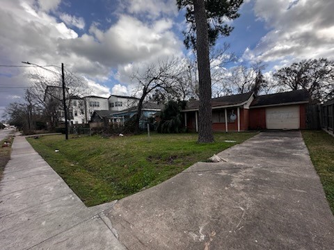 1240 West 26th Street Houston, TX 77008 - Photo 6 of 6 a front view of house with yard and green space
