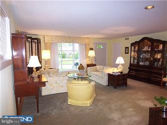 204 Frederick Road Havertown, PA 19083 - Photo 2 of 11 Living Room