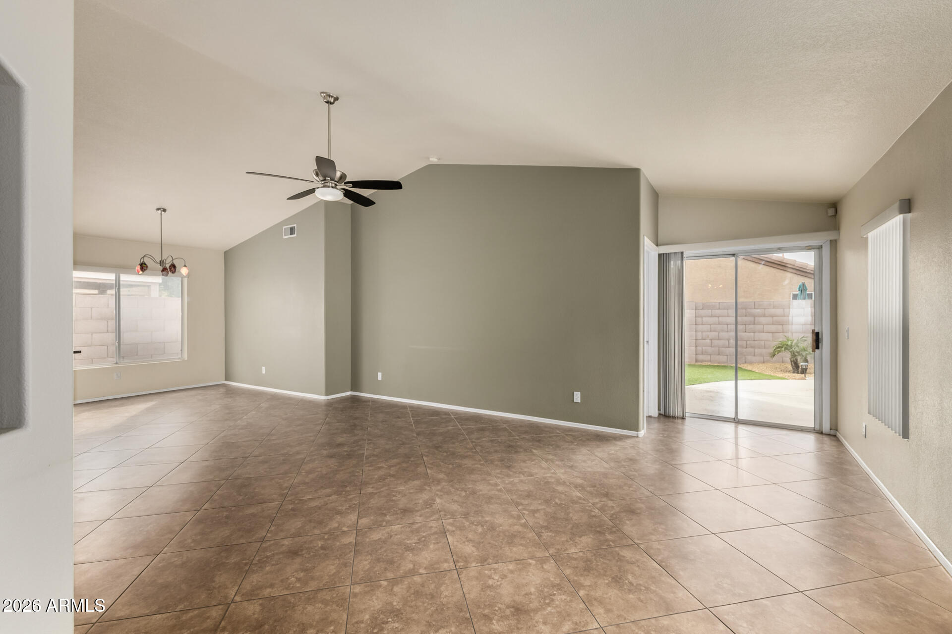 20418 North 30th Way Phoenix, AZ 85050 - Photo 8 of 28 11 30th