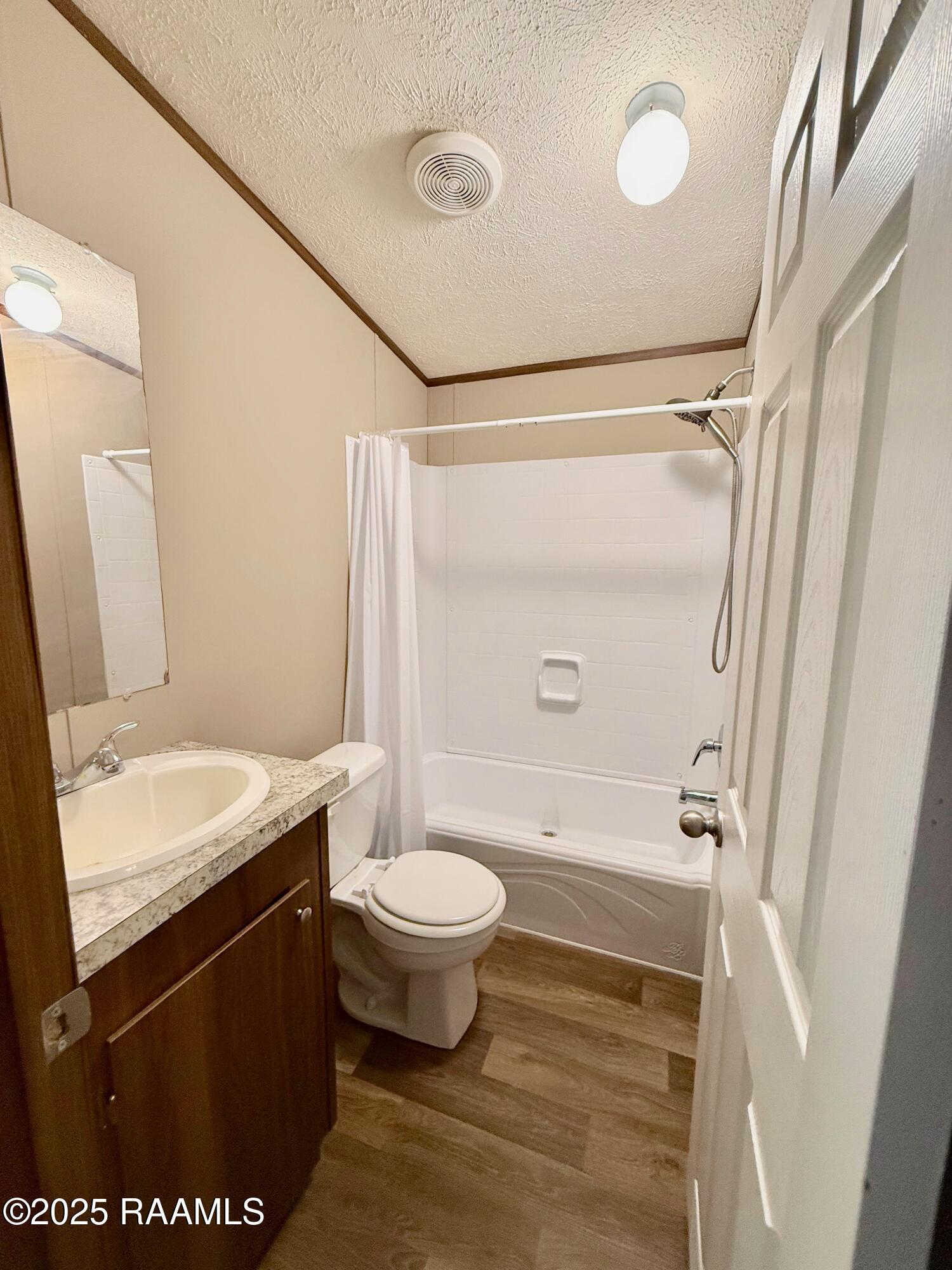 125 La Rue Cannes Duson, LA 70529 - Photo 29 of 40 2nd bathroom