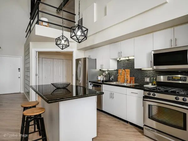 $675,000 | 2614 North Clybourn Avenue, Unit 402, Chicago, IL 60614