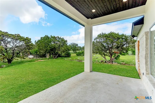 a view of a back yard