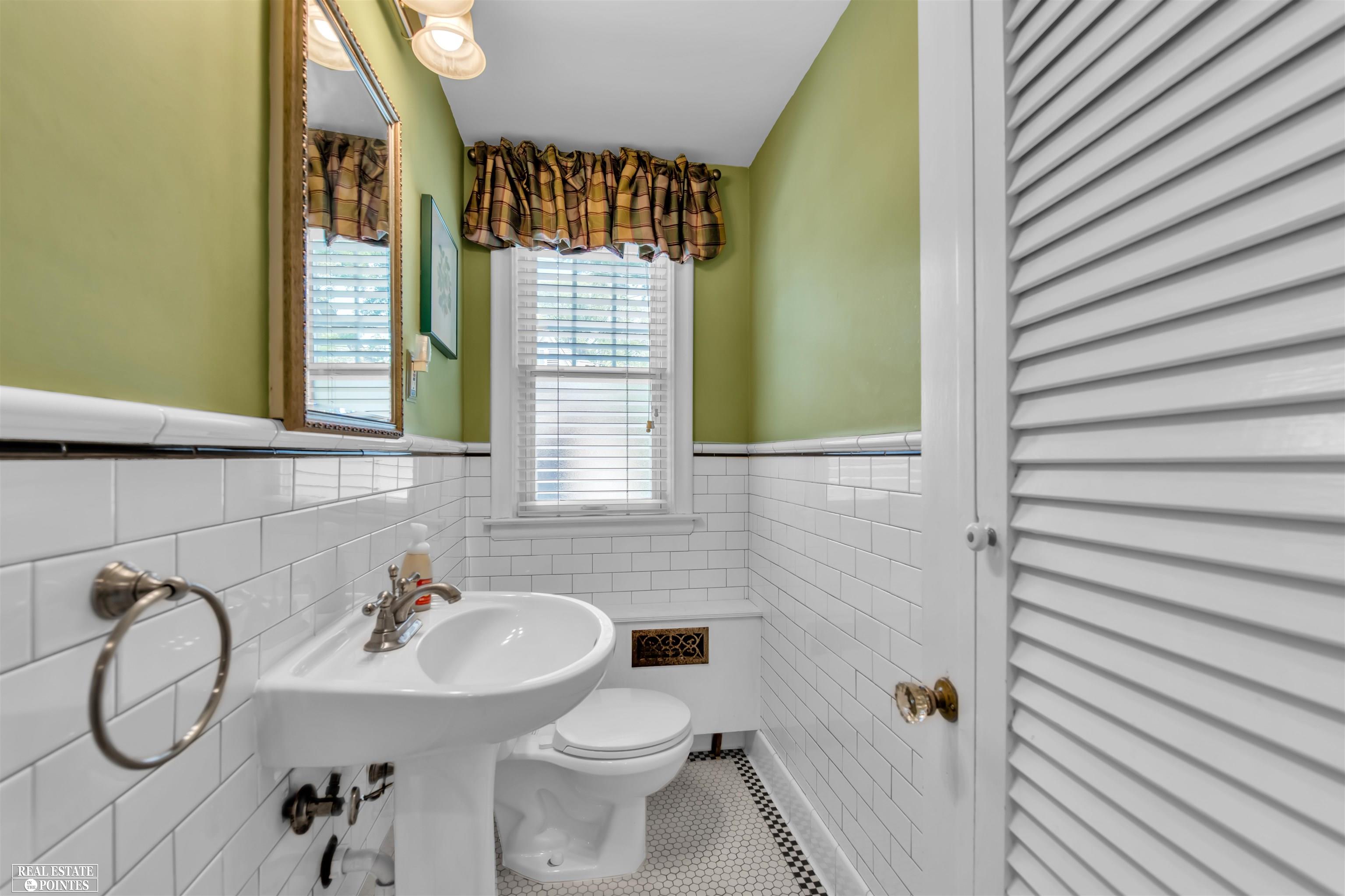 1346 Bishop Road Grosse Pointe Park, MI 48230 - Photo 12 of 31