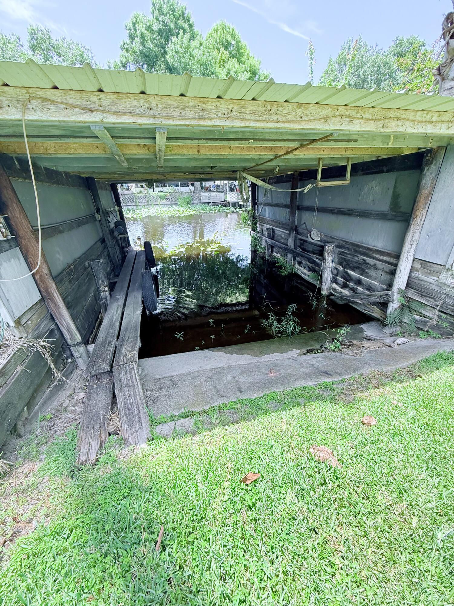 1736 Hunter Road Okeechobee, FL 34974 - Photo 34 of 35 a view of a backyard with plants and a bench