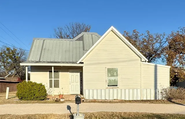 a view of a house with a backyard and plants