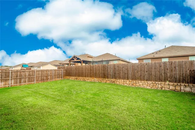 a view of a backyard