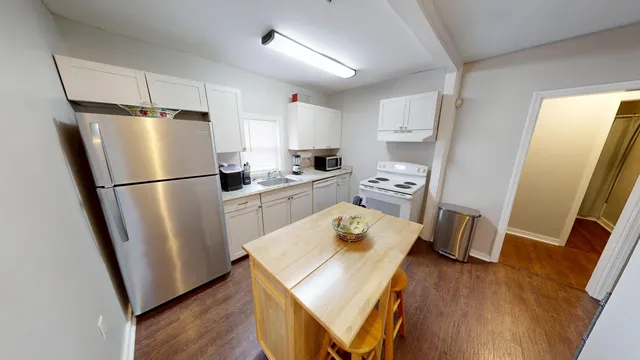 $2,995 | 105 Cooper Street, Charleston, SC 29403