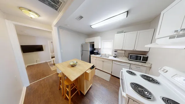 $2,850 | 105 Cooper Street, Charleston, SC 29403