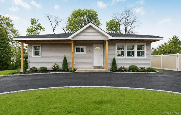 $599,000 | 9 Emerald Lane South, Amityville, NY 11701