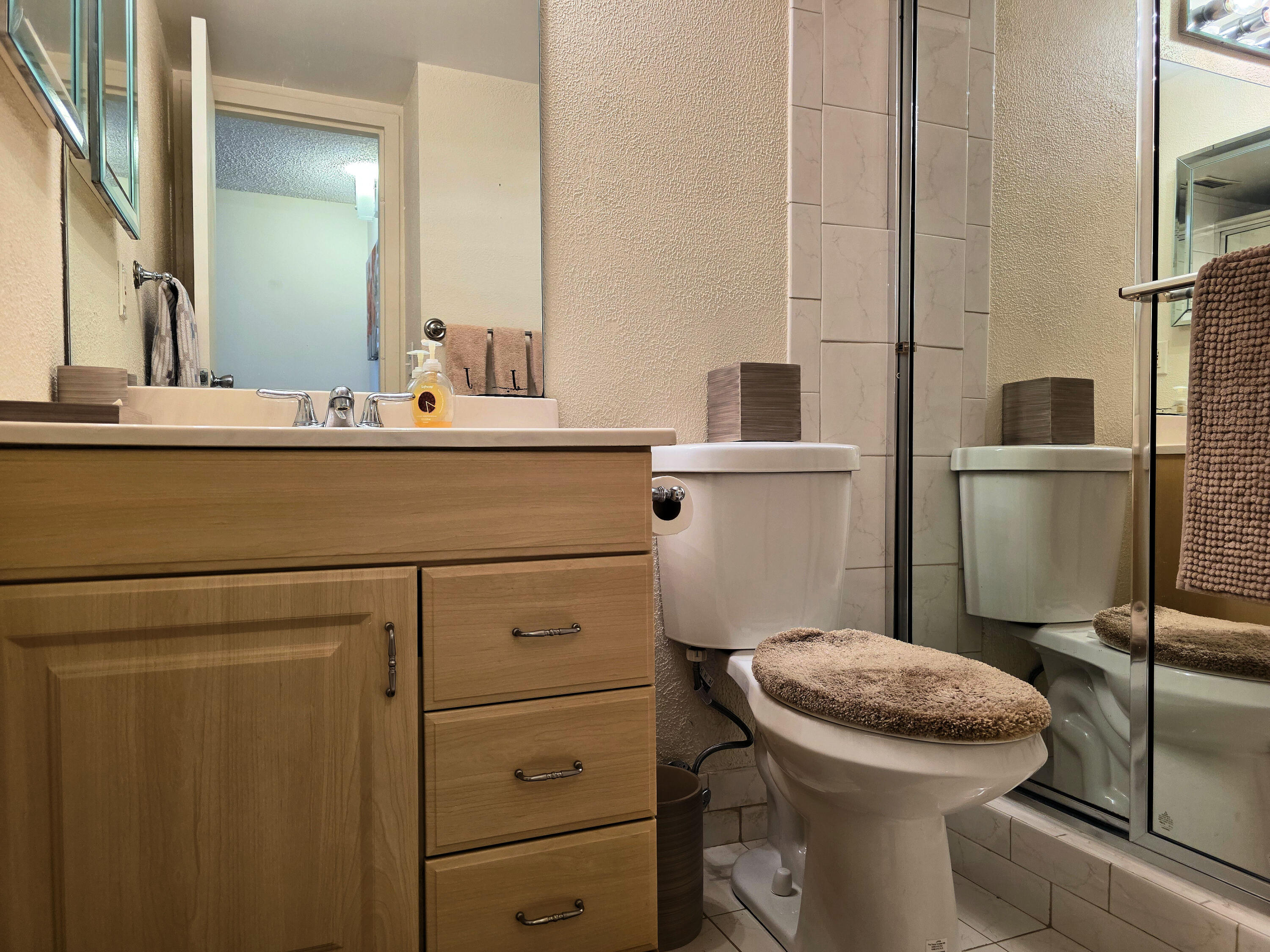 3 Abbey Lane, Unit 103 Delray Beach, FL 33446 - Photo 10 of 31 Guest Bathroom 2