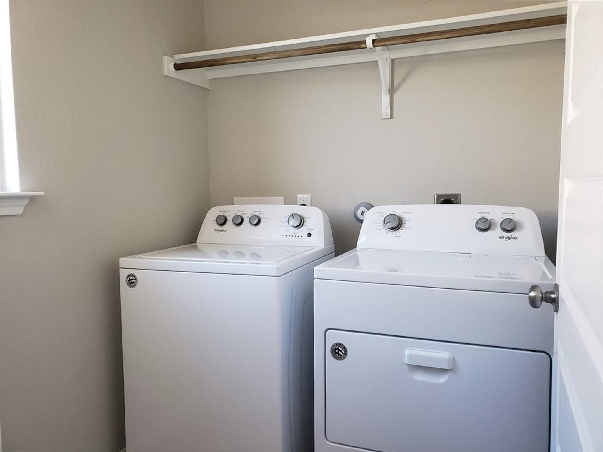 221 El Dorado Road Jarrell, TX 76537 - Photo 5 of 17 Laundry area with washing machine and clothes dryer