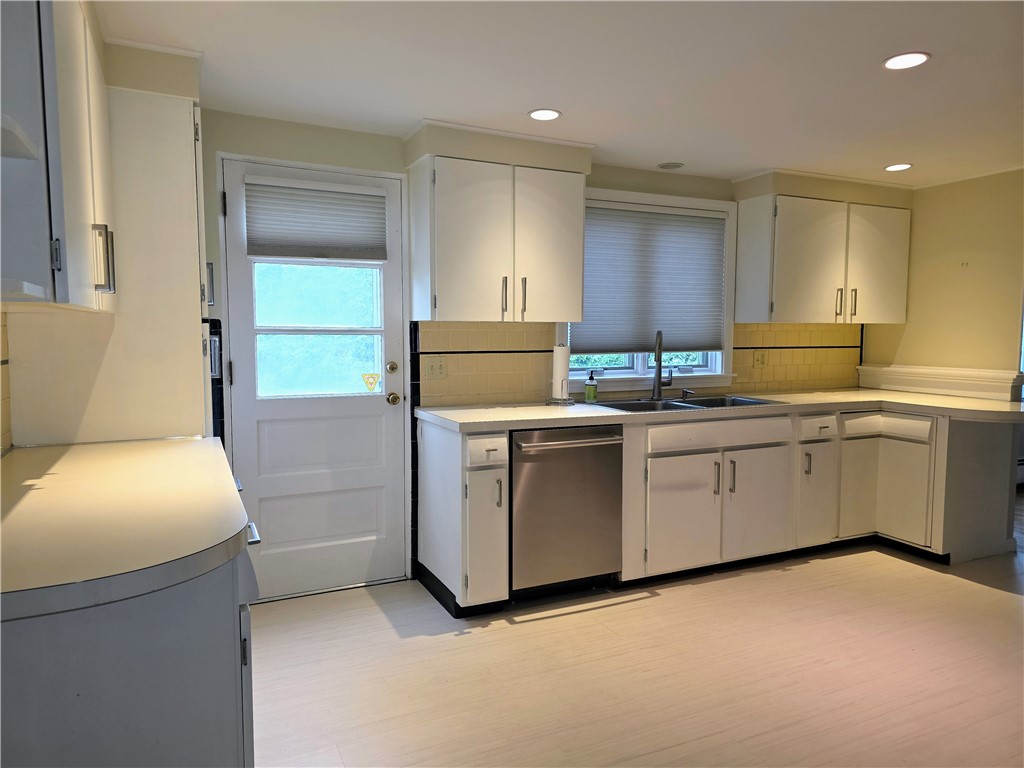 40 Russet Way Cranston, RI 02920 - Photo 8 of 35