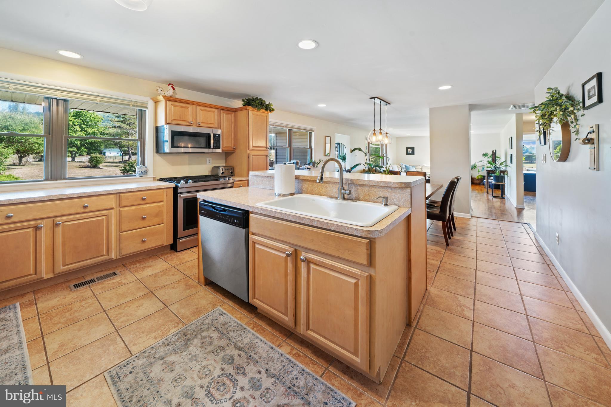 4040 Mills Road Sharpsburg, MD 21782 - Photo 24 of 127 Center island with breakfast bar
