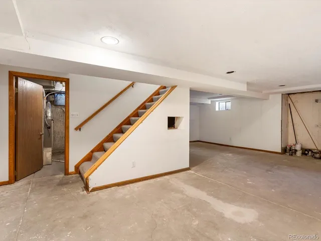 an entryway in a room