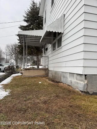 a view of back yard of the house