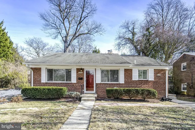 a view of a yard in front of a house