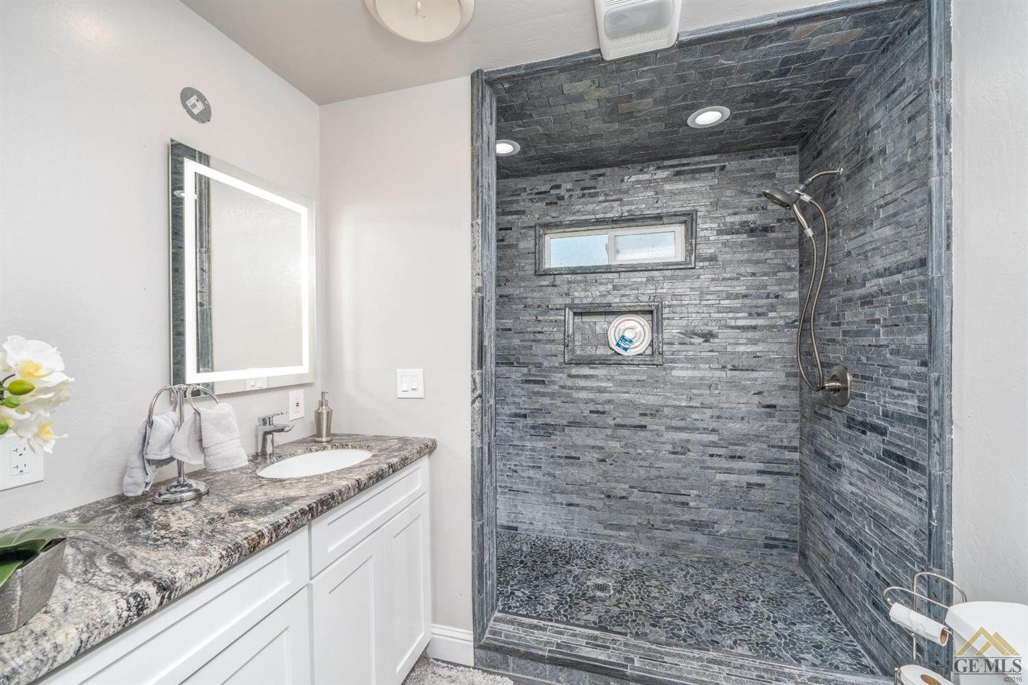 624 Real Road Bakersfield, CA 93309 - Photo 12 of 26 Gallery Image 12