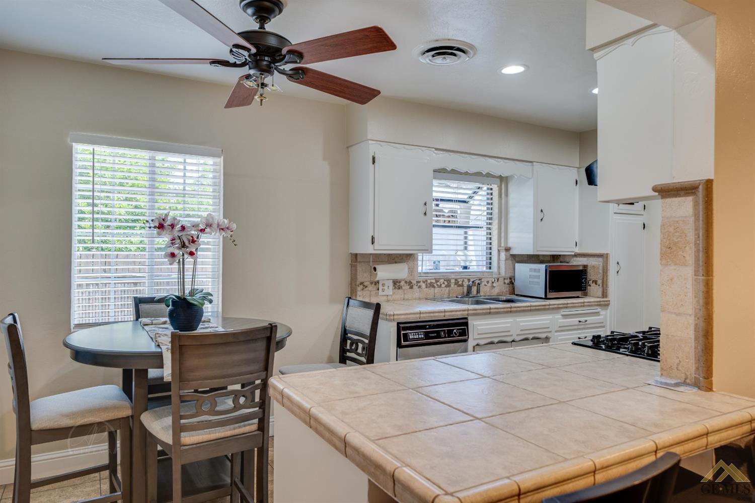 624 Real Road Bakersfield, CA 93309 - Photo 7 of 26 Gallery Image 7