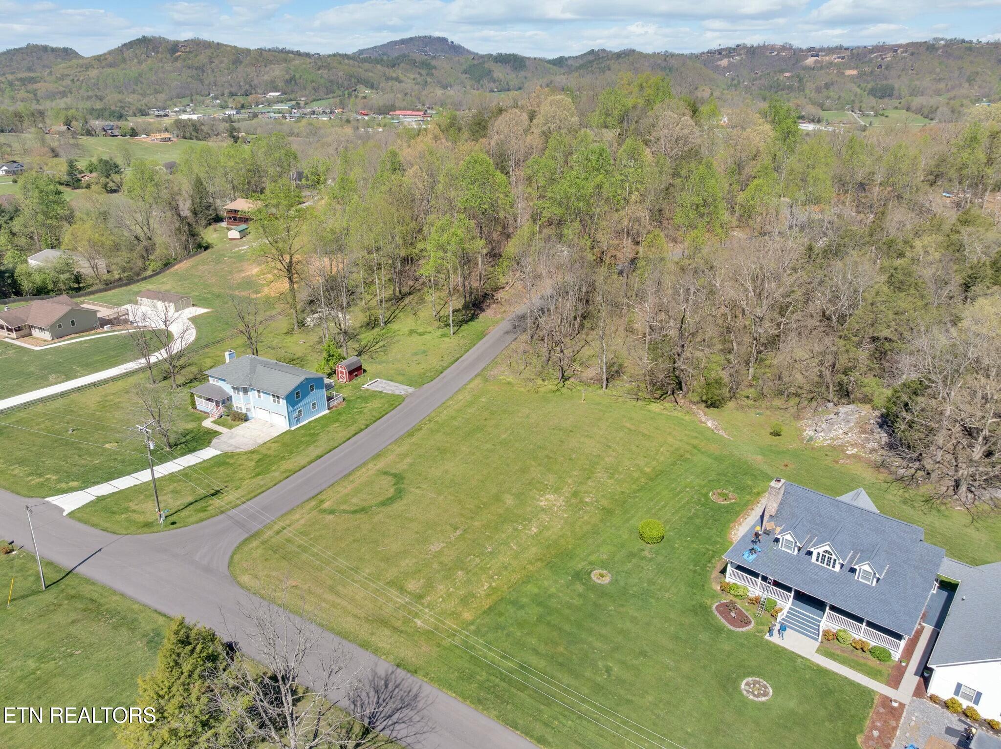 3310 Spring View Drive Sevierville, TN 37862 - Photo 16 of 17 tempImagef5OKfR