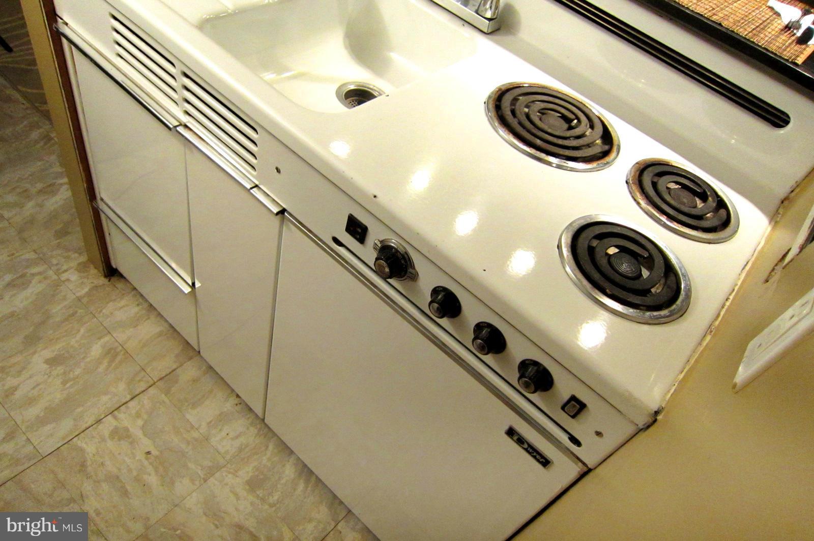 3601 Elkader Road Baltimore, MD 21218 - Photo 22 of 30 Retro-style Dwyer all-in-one kitchen! Wow!