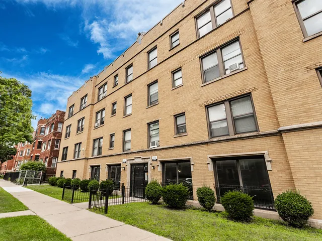 $1,000 | 6959 South Paxton Avenue, Unit 3E, Chicago, IL 60649