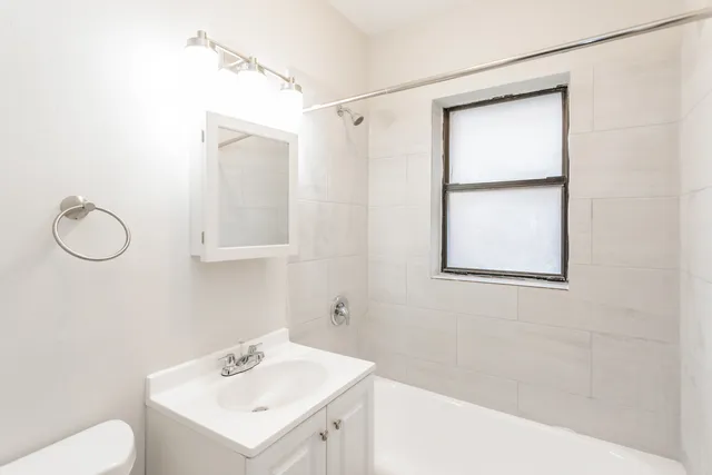 $1,000 | 6959 South Paxton Avenue, Unit 3E, Chicago, IL 60649