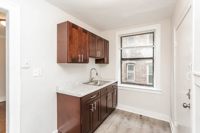 $1,000 | 6959 South Paxton Avenue, Unit 3E, Chicago, IL 60649