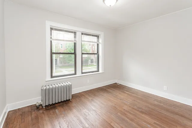 $1,000 | 6959 South Paxton Avenue, Unit 3E, Chicago, IL 60649