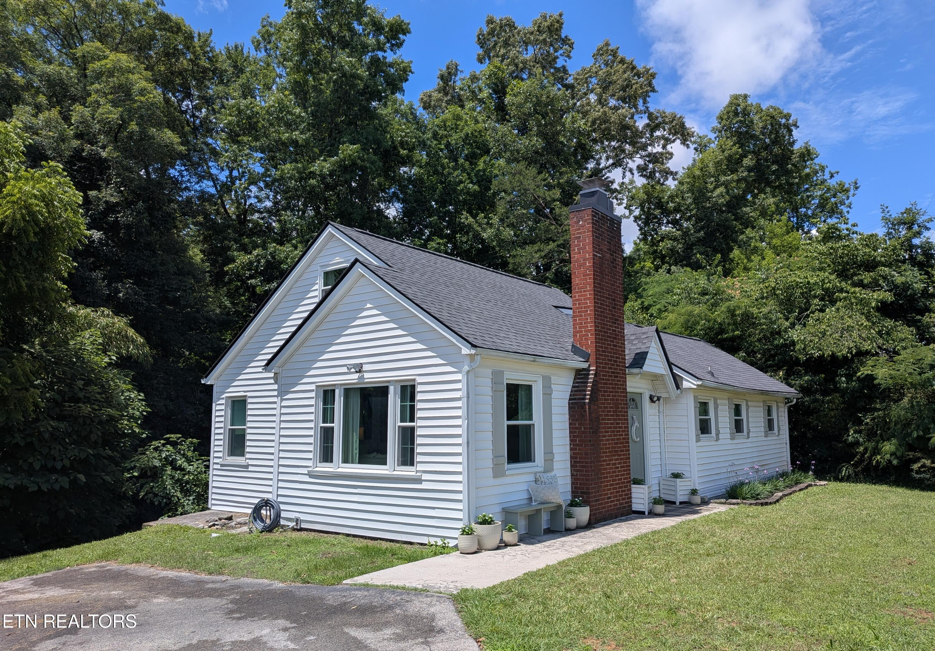 8135 Harmon Road Powell, TN 37849 - Photo 2 of 32 HarmonRd_02_Exterior2
