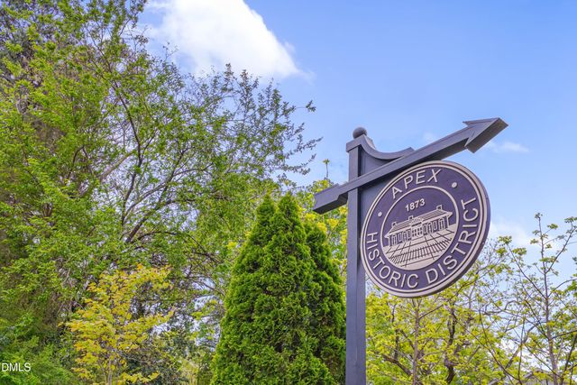 a picture of a book shelf