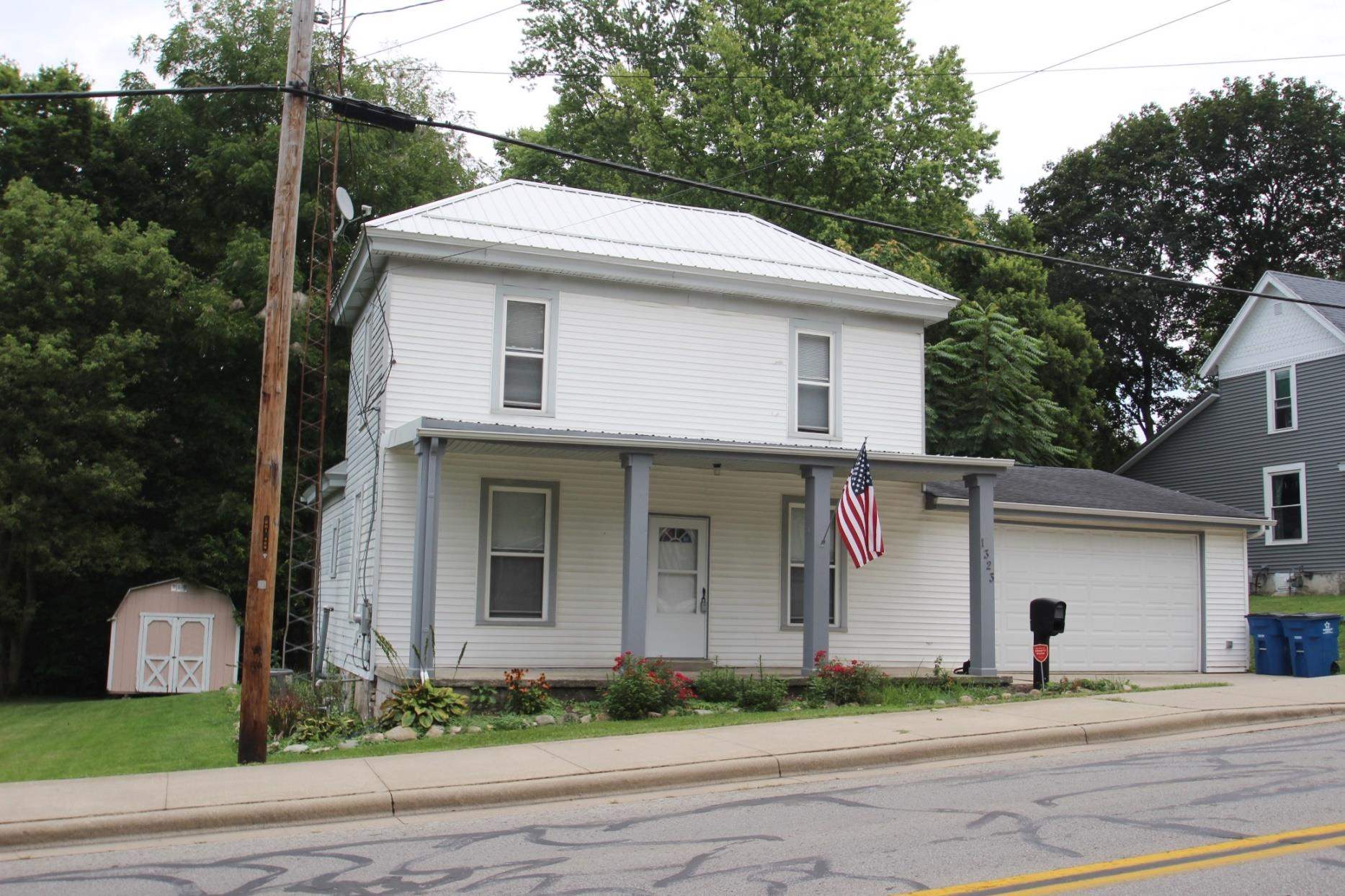 1323 Vernon Street Wabash, IN 46992 - Photo 2 of 24