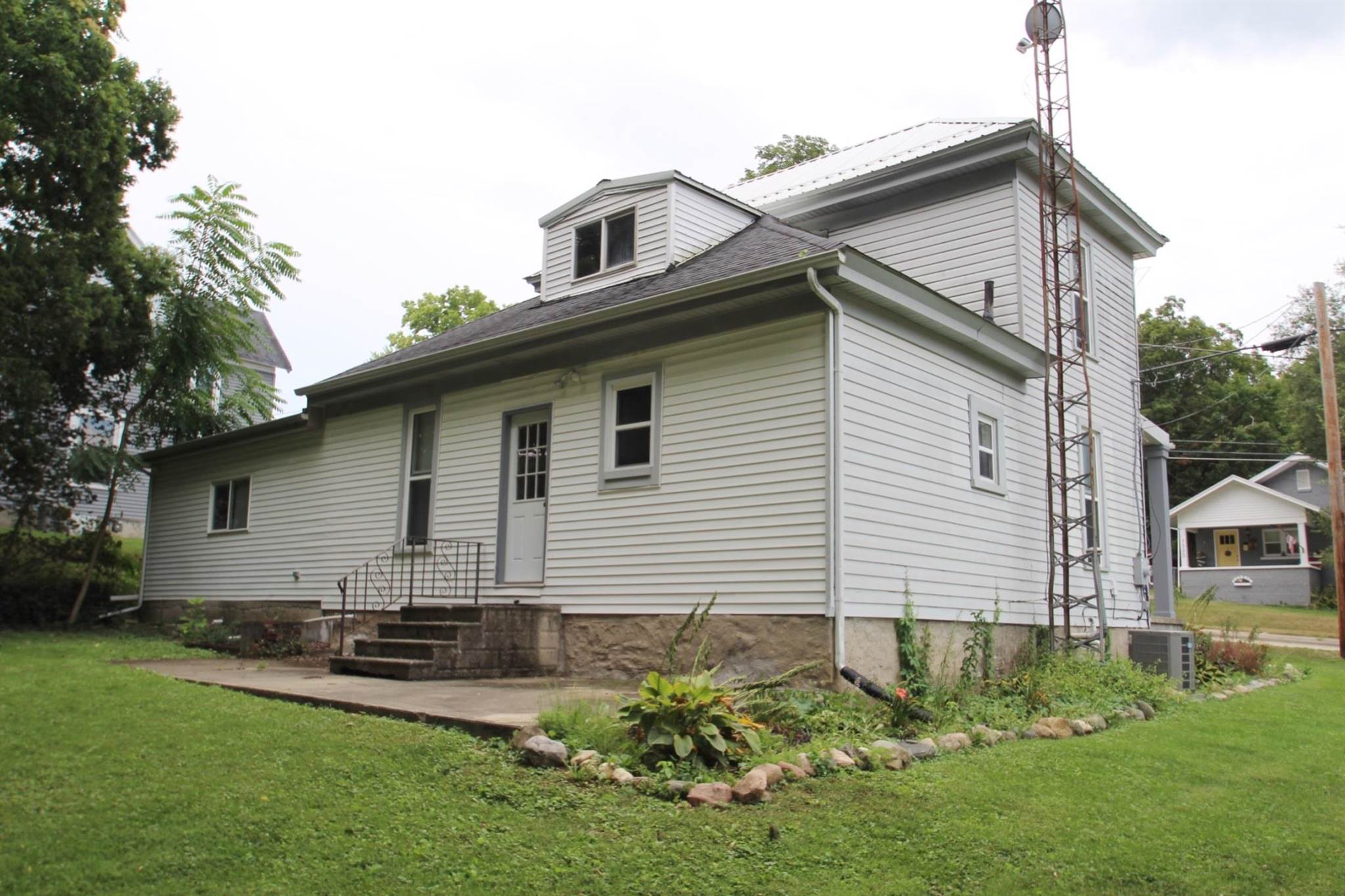 1323 Vernon Street Wabash, IN 46992 - Photo 3 of 24