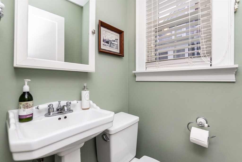 42 Richardson Road Belmont, MA 02478 - Photo 10 of 28