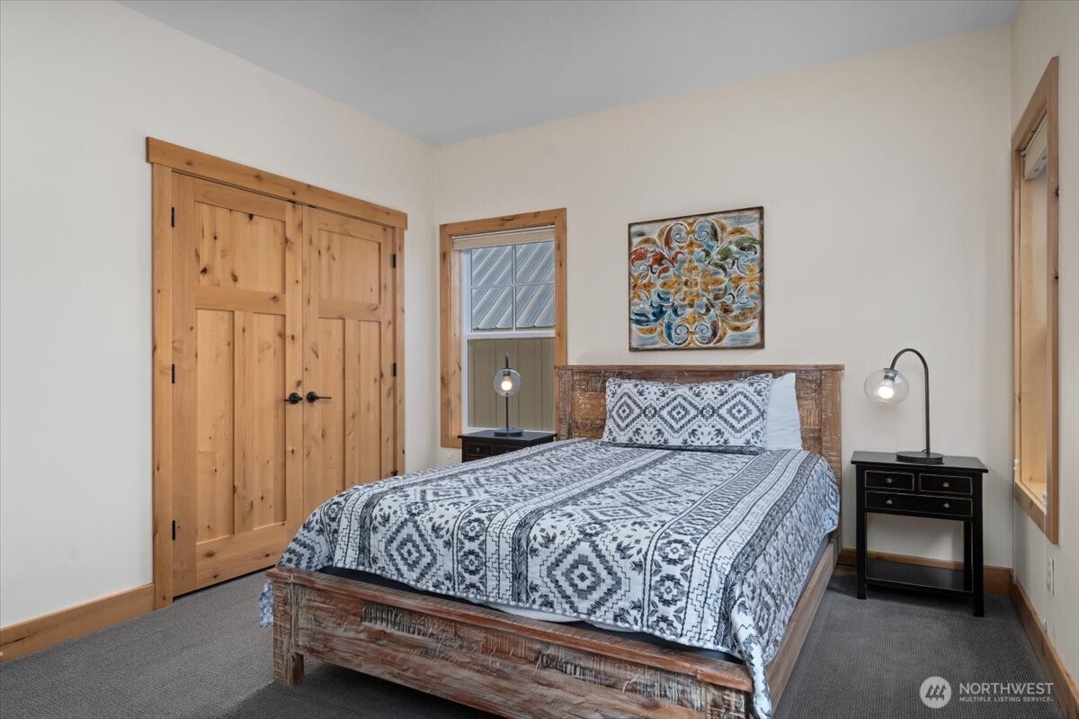 108 Jackrabbit Lane Chelan, WA 98816 - Photo 24 of 40 a bedroom with a bed and a table
