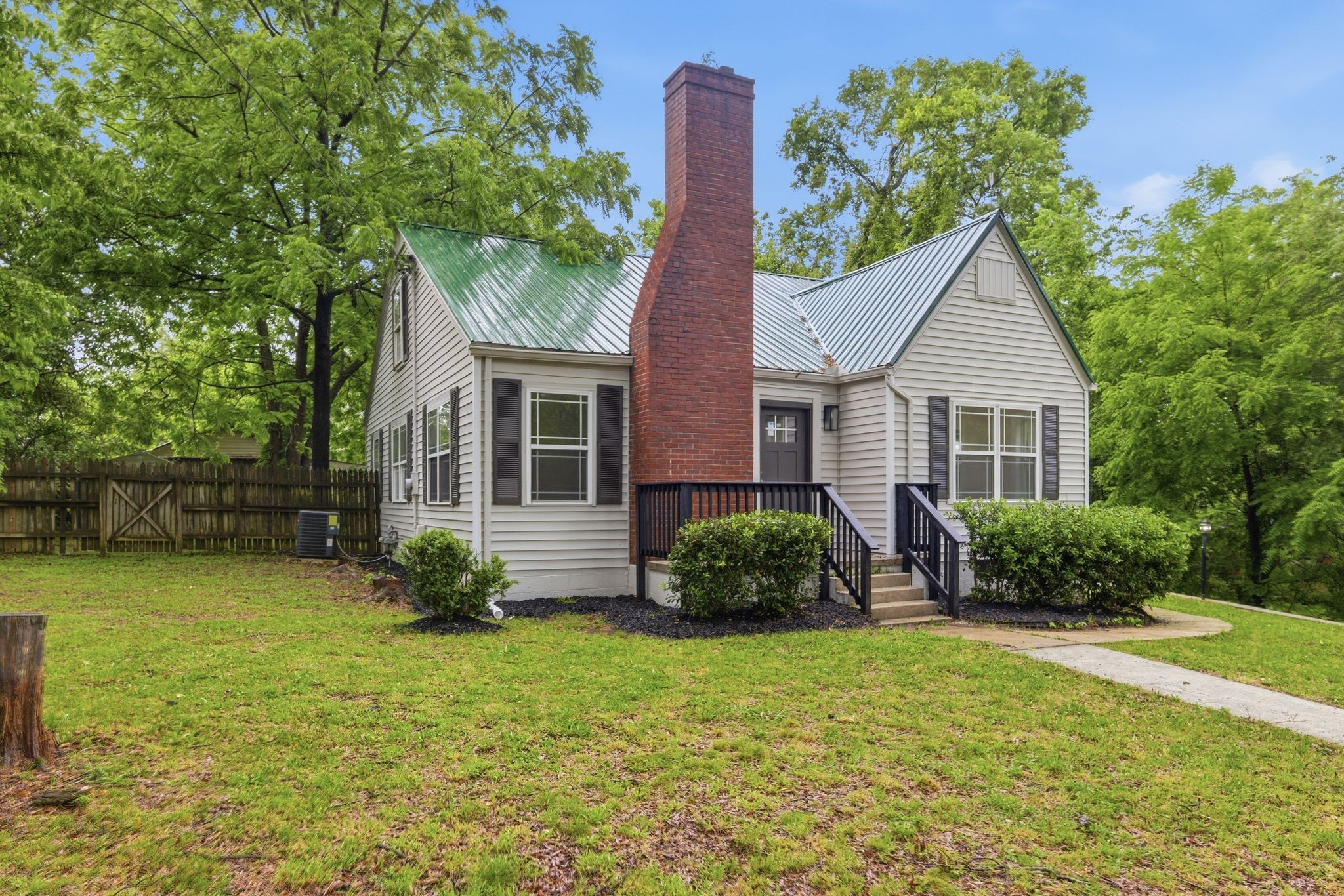 305 South Irwin Street Manchester, TN 37355 - Photo 2 of 40 a house view with a garden space