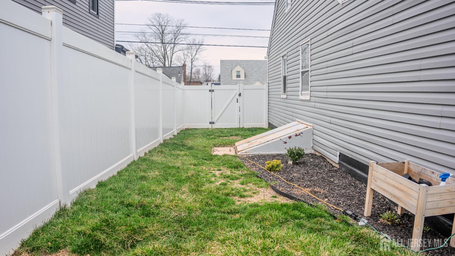 636 Lee Street Perth Amboy, NJ 08861 - Photo 13 of 35 a backyard of a house with lots of green space
