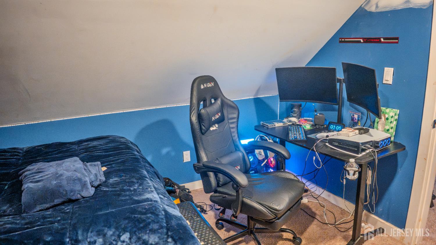 636 Lee Street Perth Amboy, NJ 08861 - Photo 19 of 35 a living room with furniture