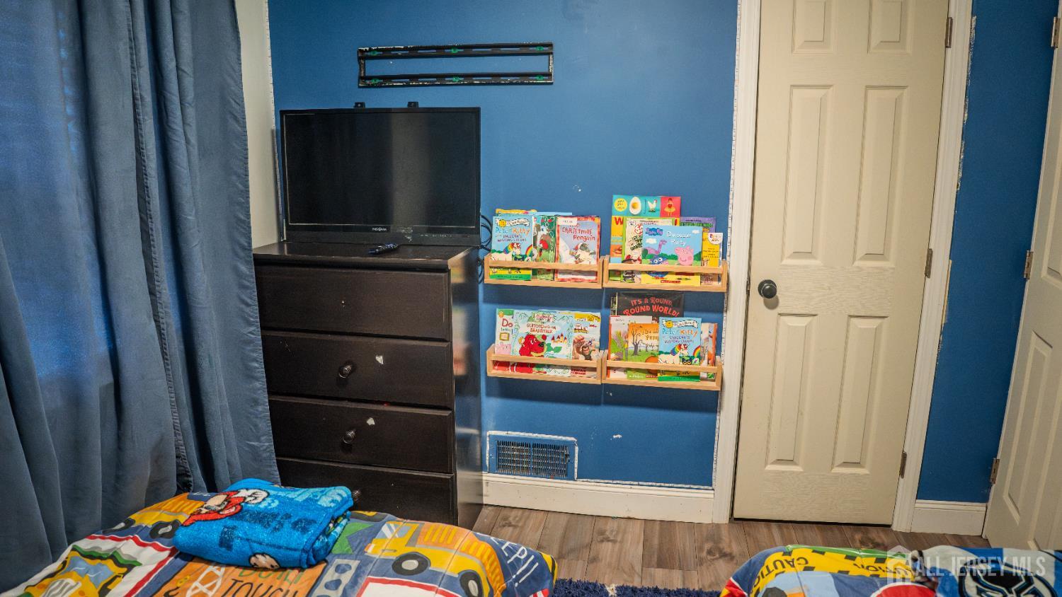 636 Lee Street Perth Amboy, NJ 08861 - Photo 29 of 35 a room with toys and wooden floor